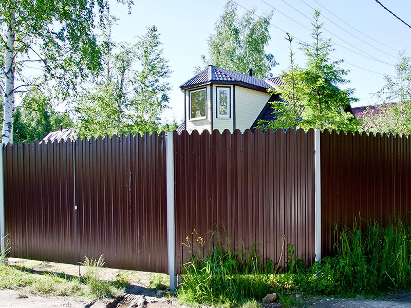 Забор из фигурного профнастила С10A с фигурным резом на частном участке